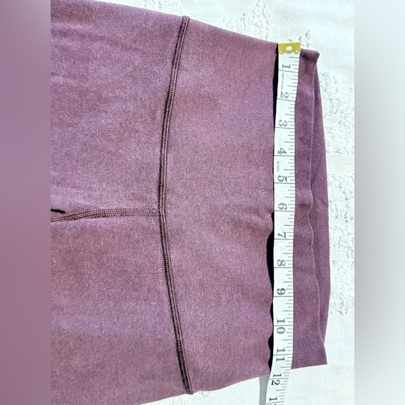 Women's Burgundy High-Waisted Capri Leggings
Wunder Train High-Rise Crop Size 4 - Picture 4 of 6